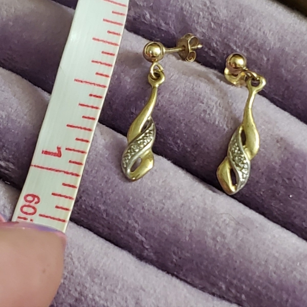 9k (375) gold diamond earrings. Stamped 375 on the posts and also on the backs. - Picture 3 of 5